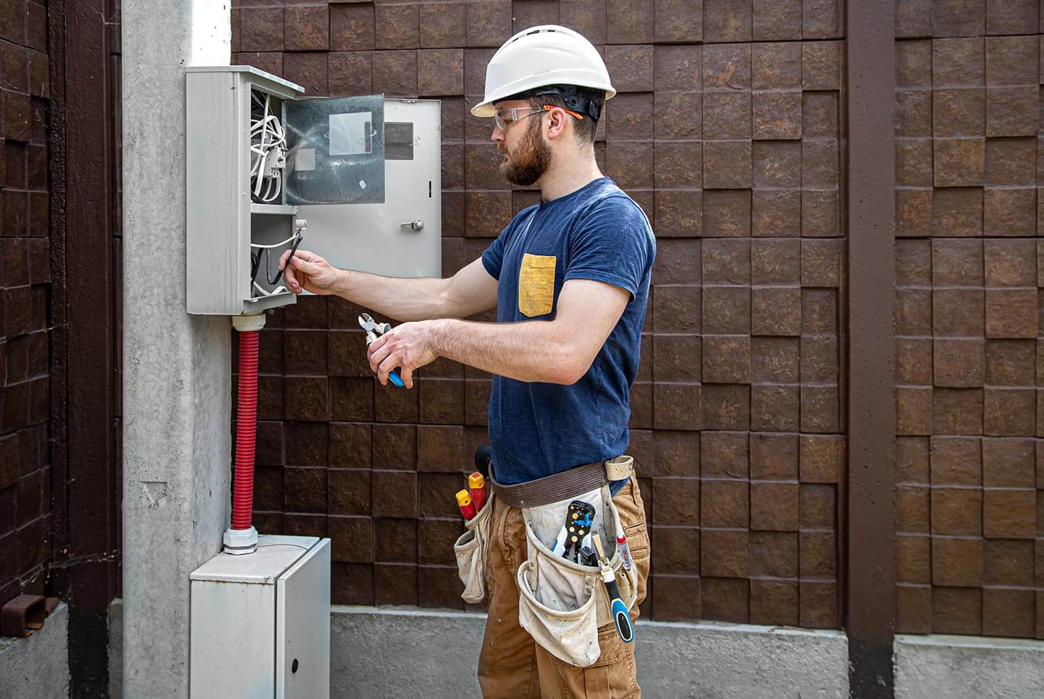 Knowing When You Do And Don’t Need An Electrician Blog1
